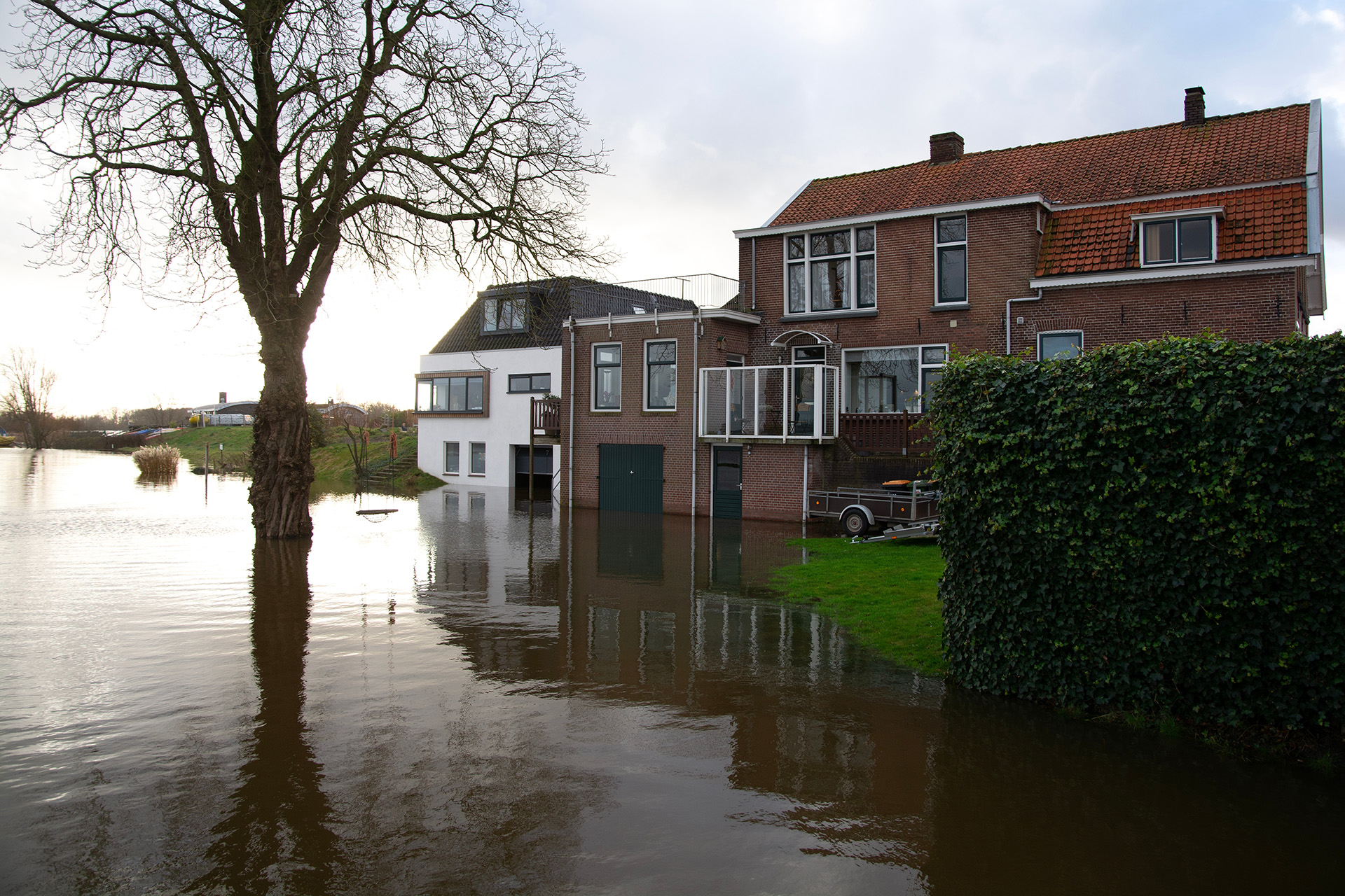Nederlandse woning omringd door hoogwater door overstroming